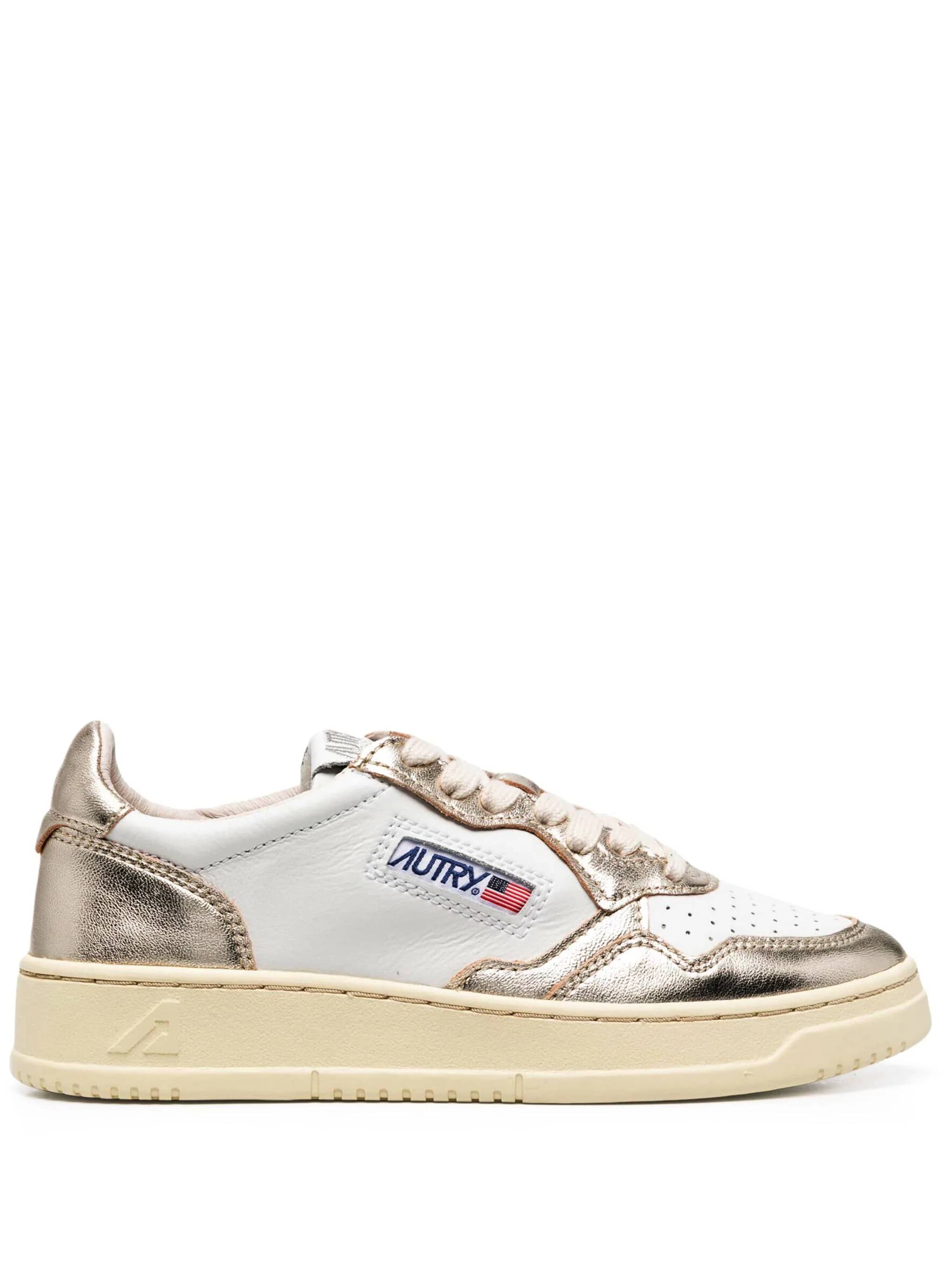 Sneakers stringate con toppa con logo