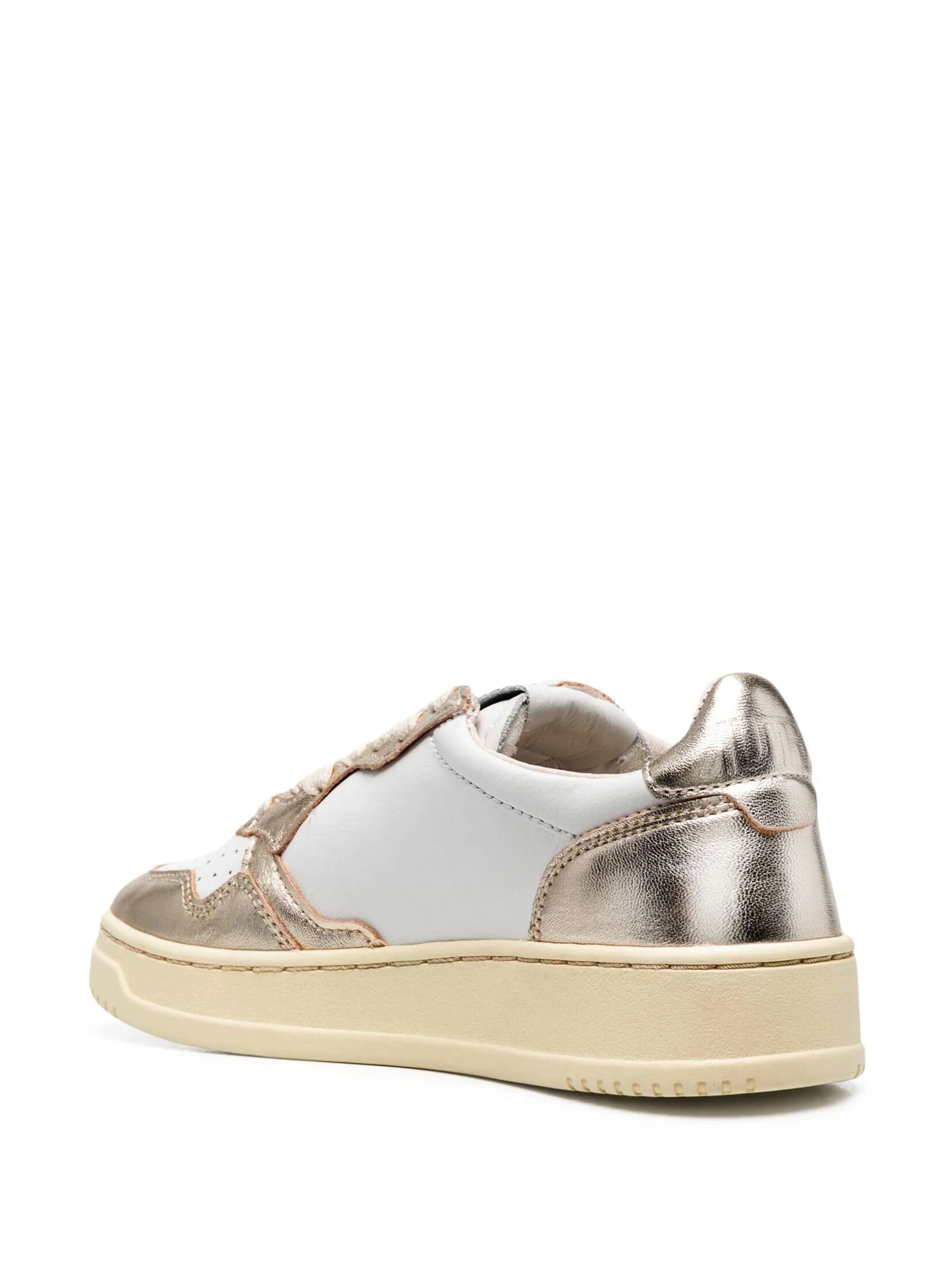 Sneakers stringate con toppa con logo