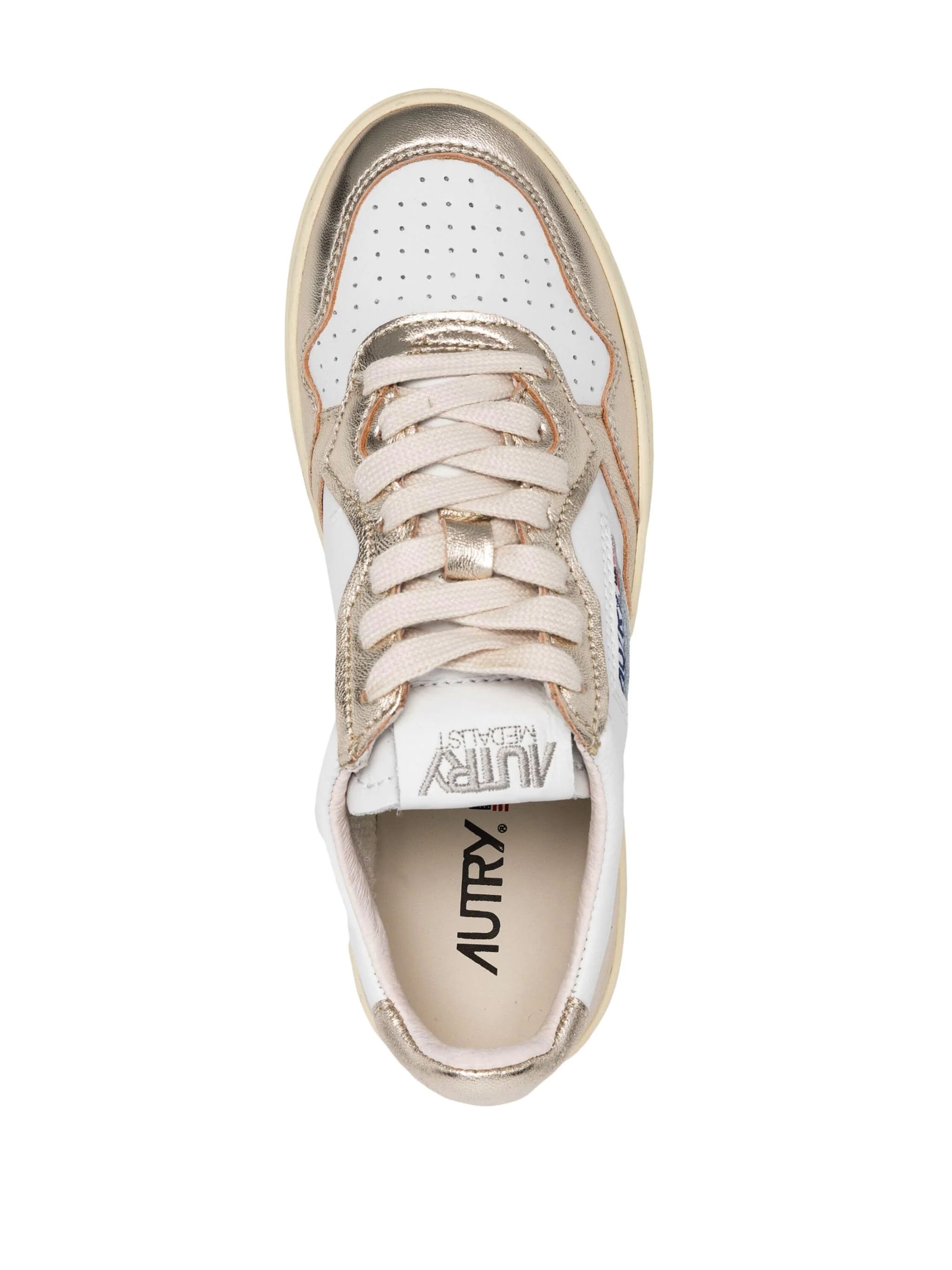 Sneakers stringate con toppa con logo