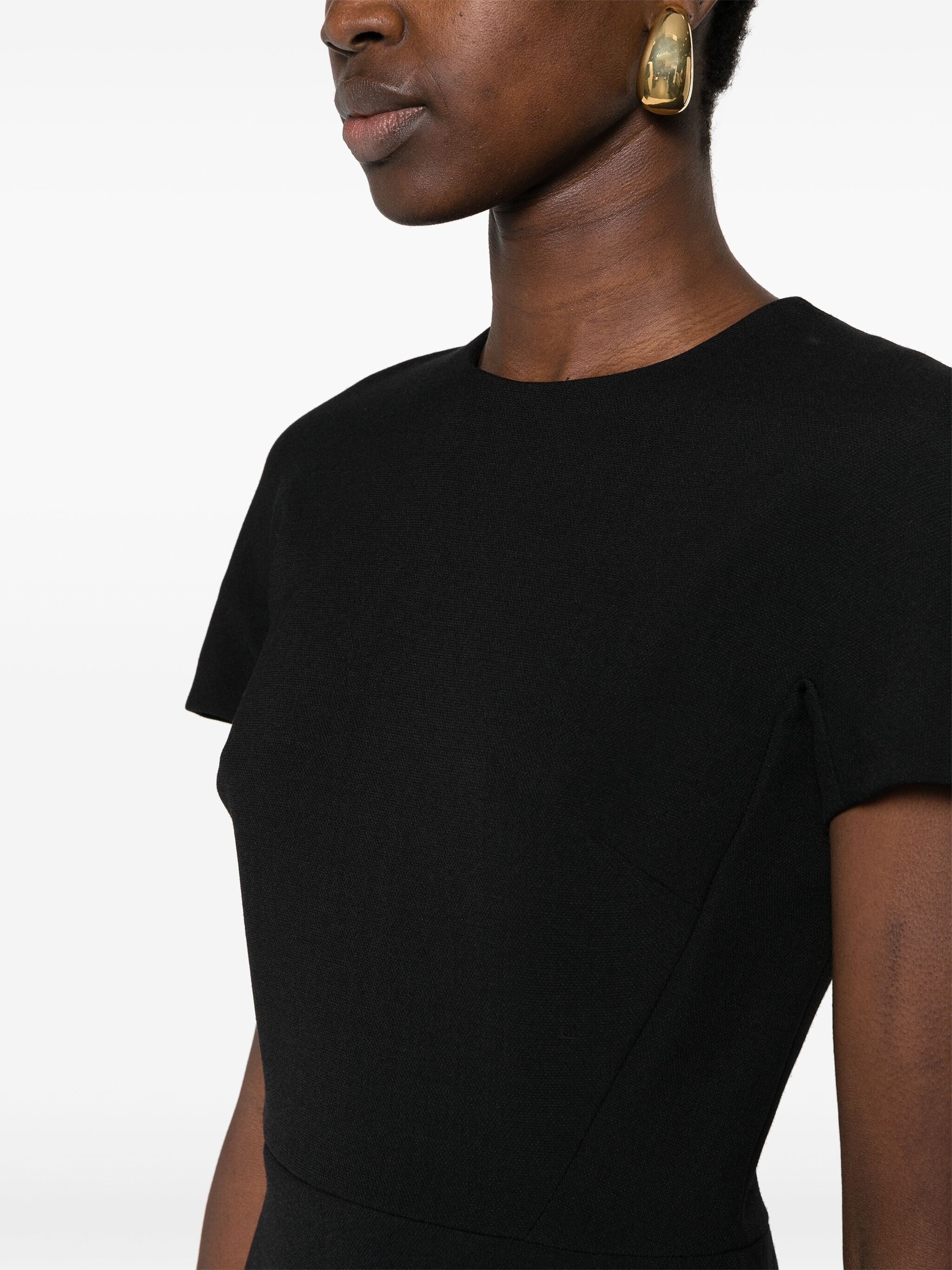 Abito aderente con t-shirt nera