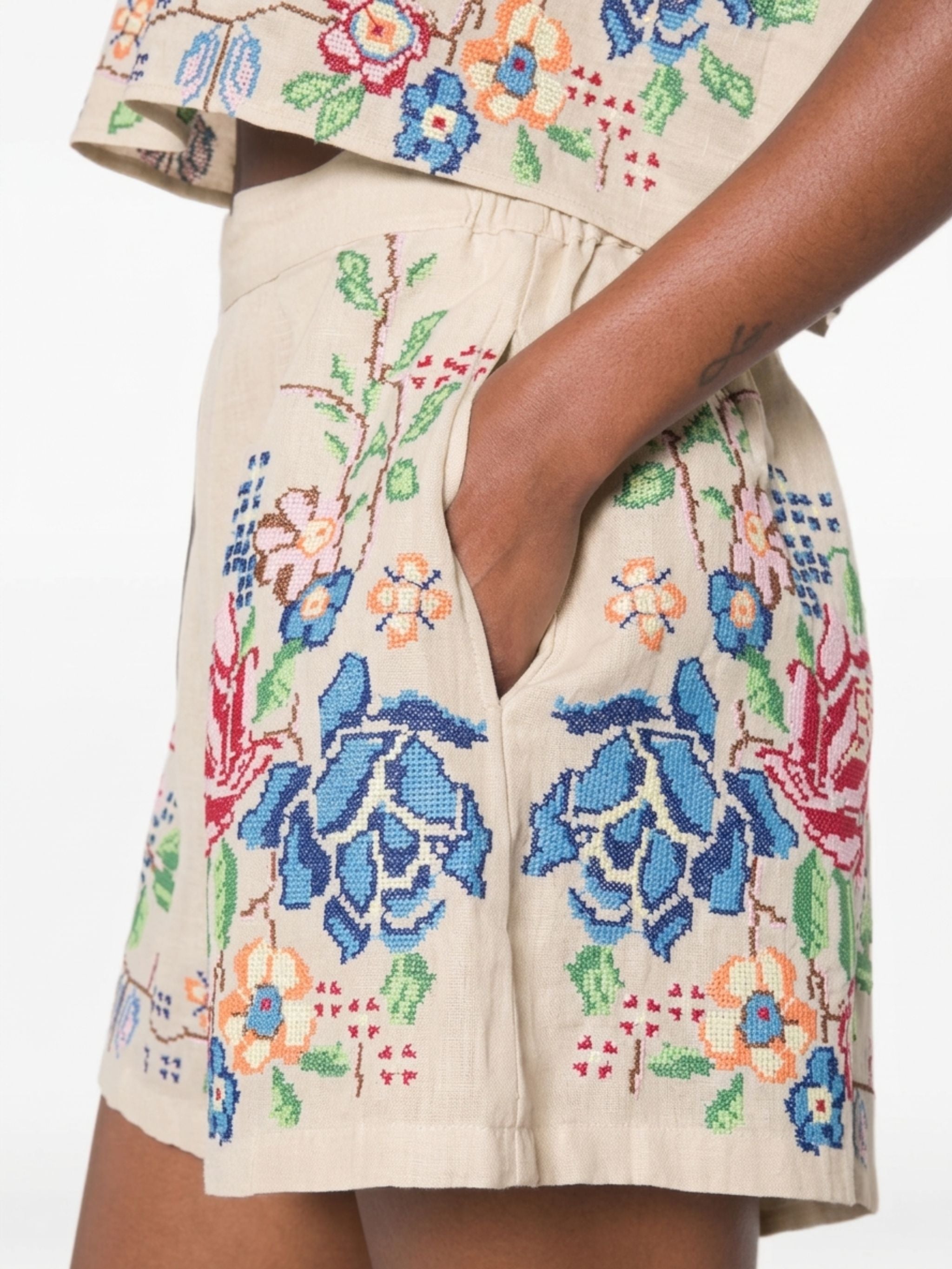 Shorts con ricamo floreale