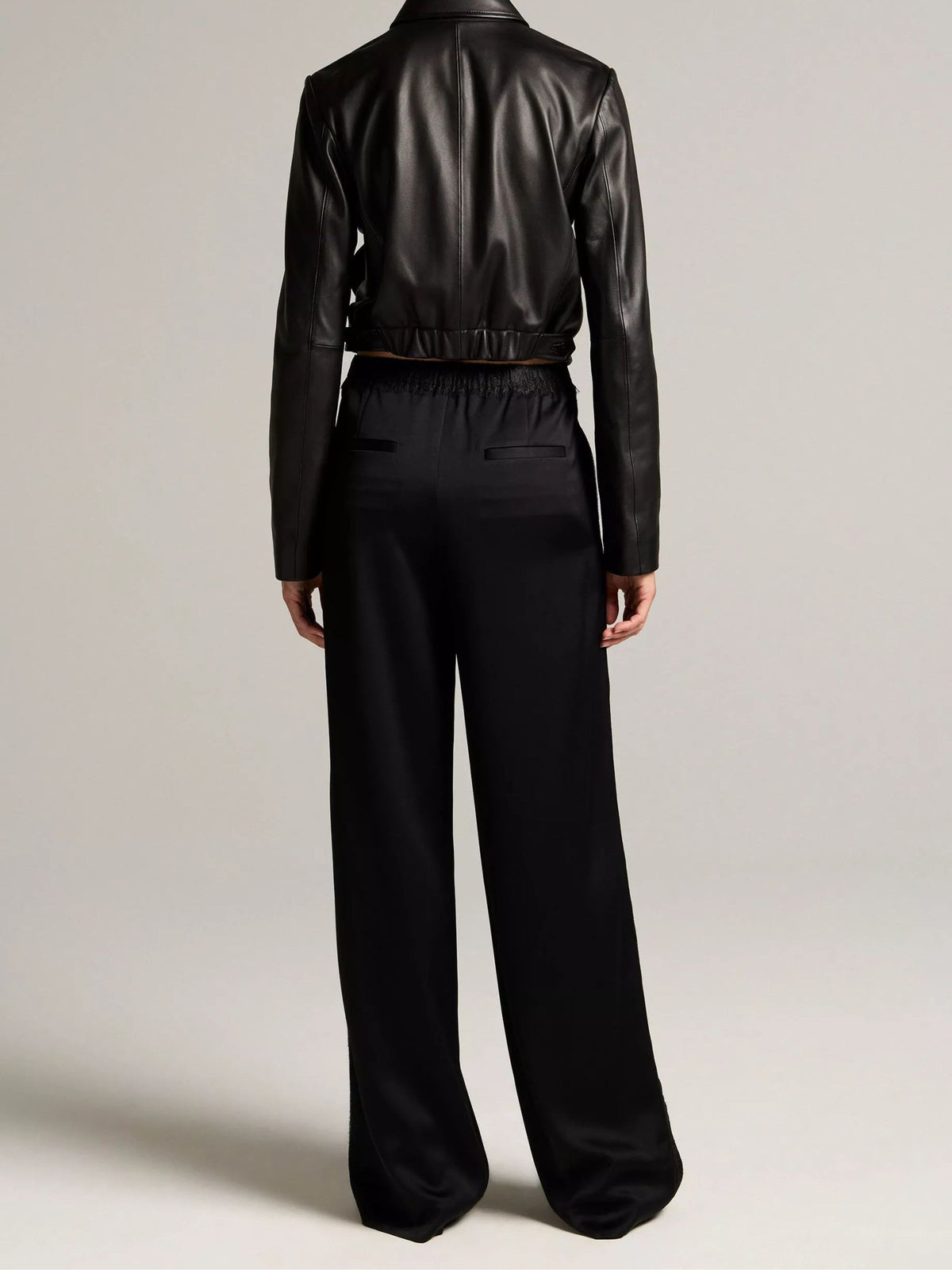 Pantaloni pull-on a vita media con finiture in pizzo