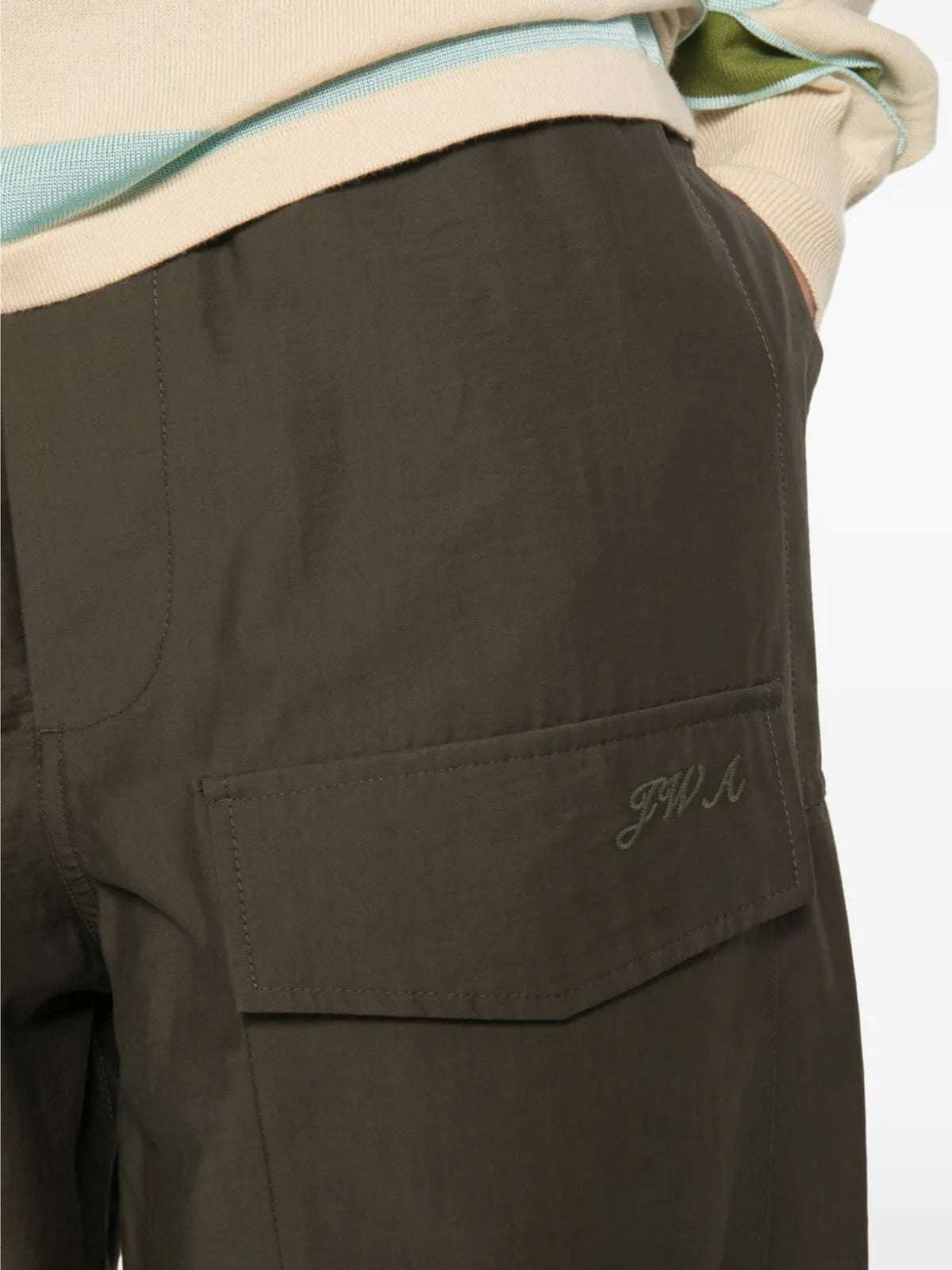 Pantaloni da ginnastica modello paracadute in verde militare