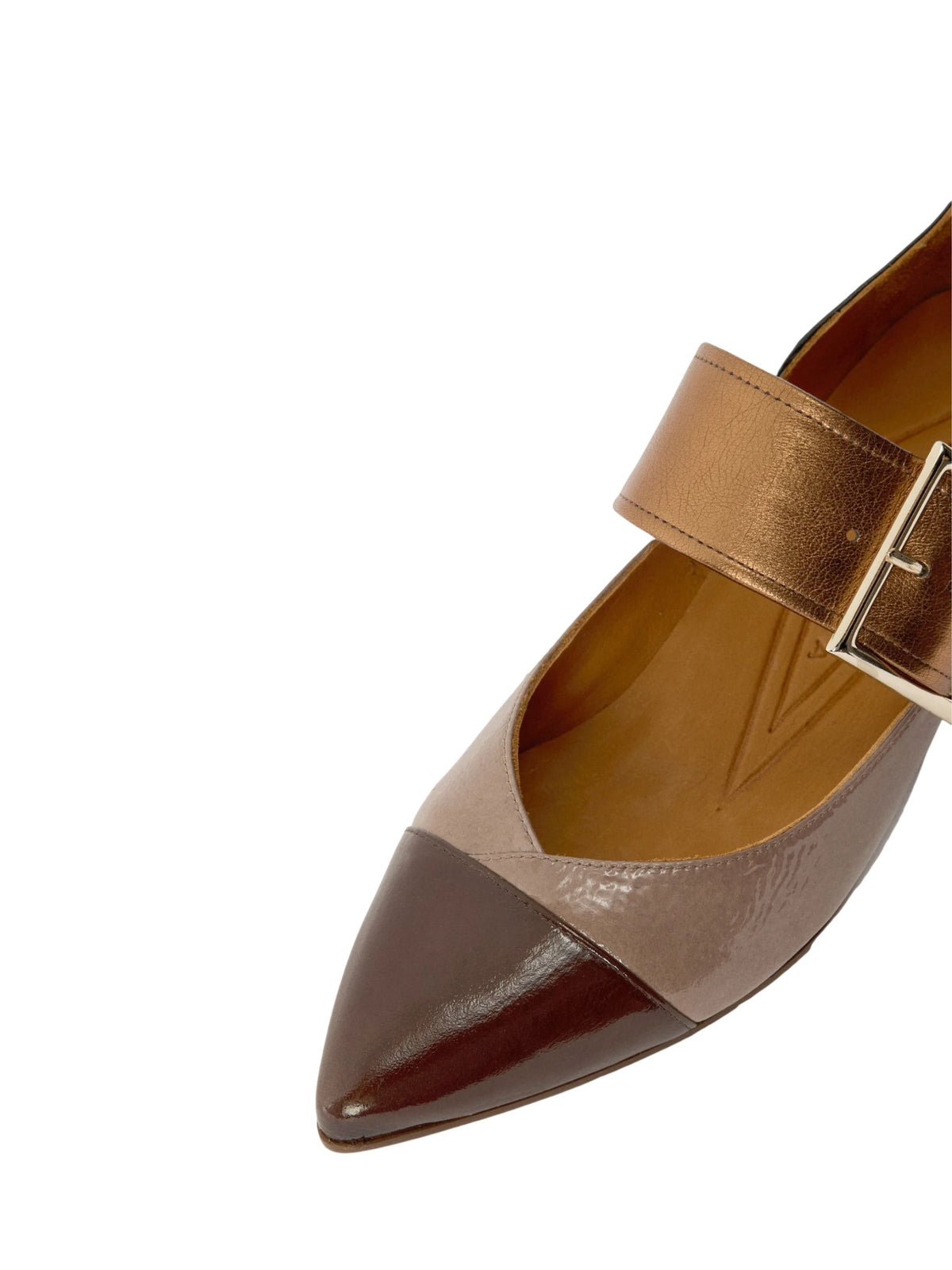 Pointed-toe pumps with buckle
