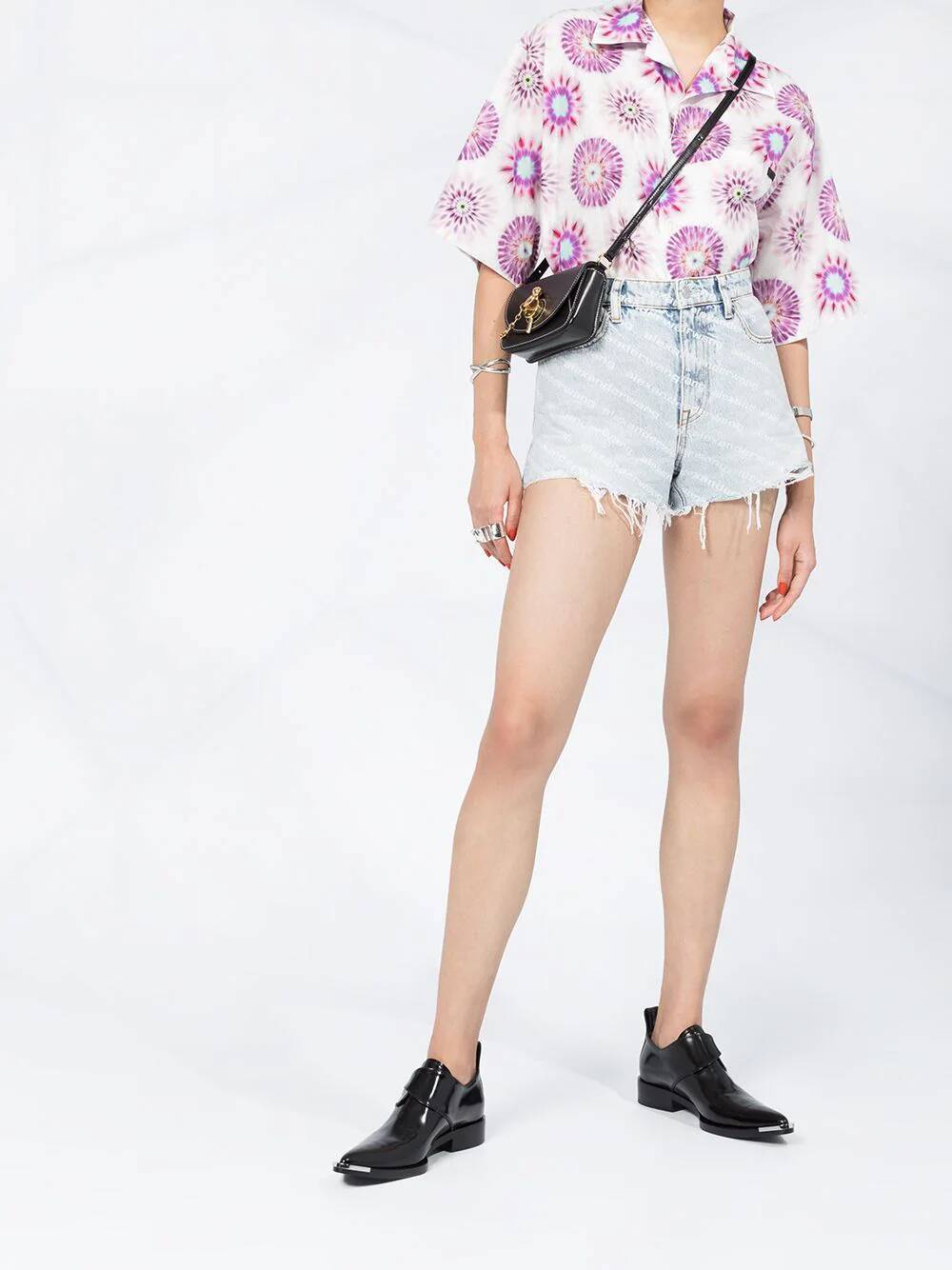 Shorts sfrangiati in denim scolorito con logo
