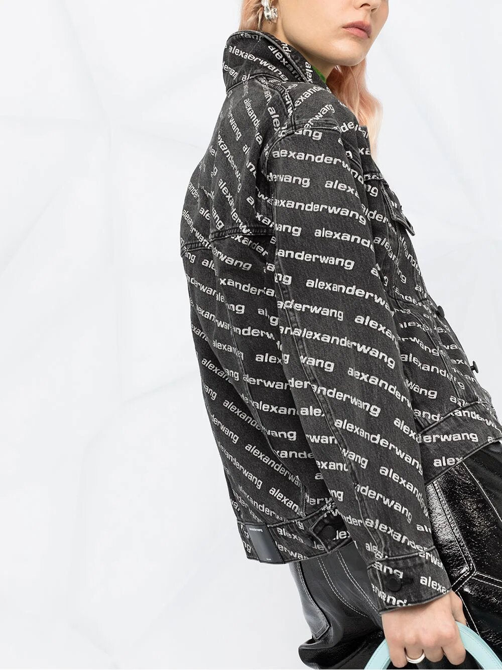 Giacca in denim scuro con logo e orlo posteriore allungato