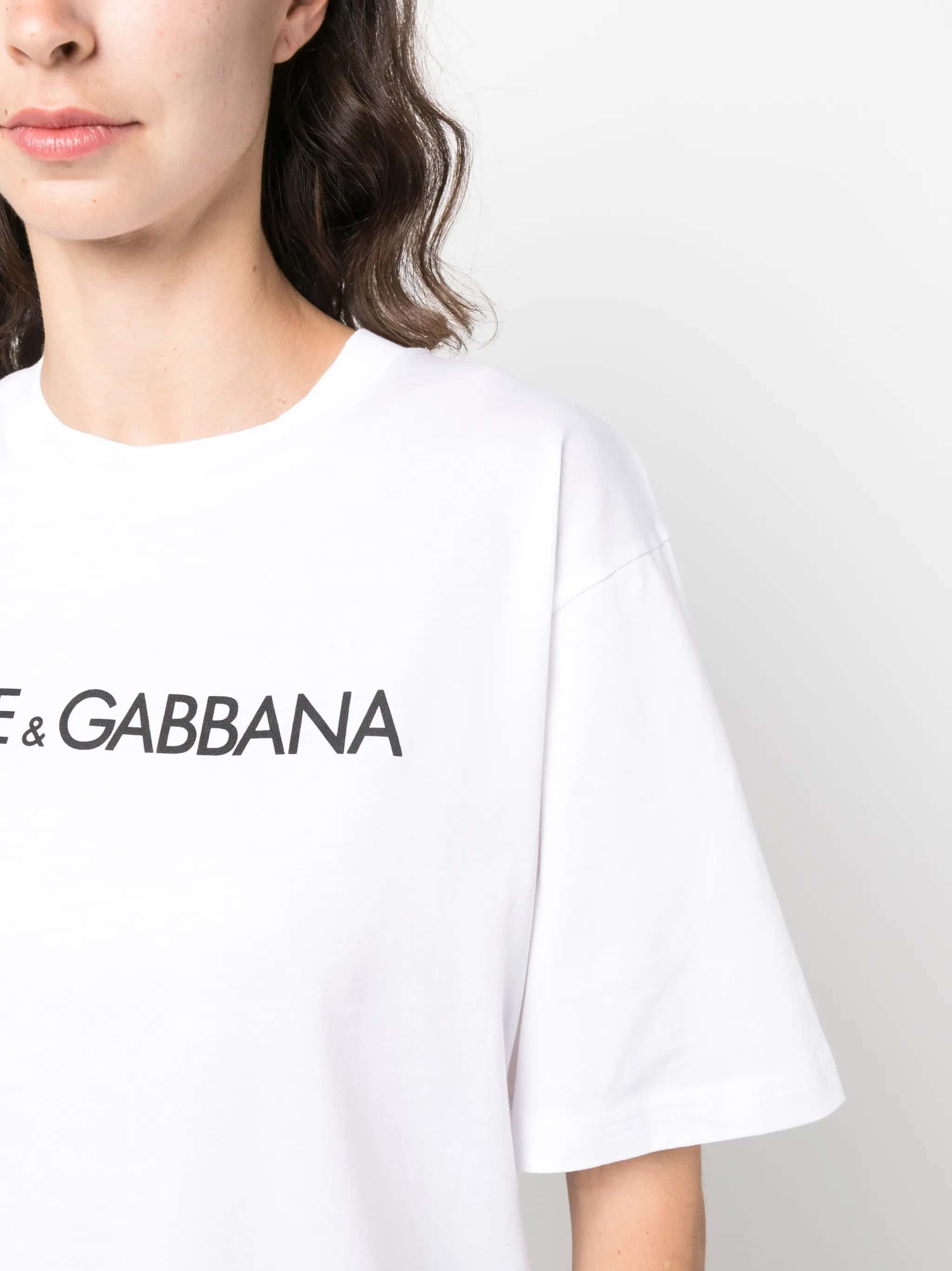 T shirt over con scritta