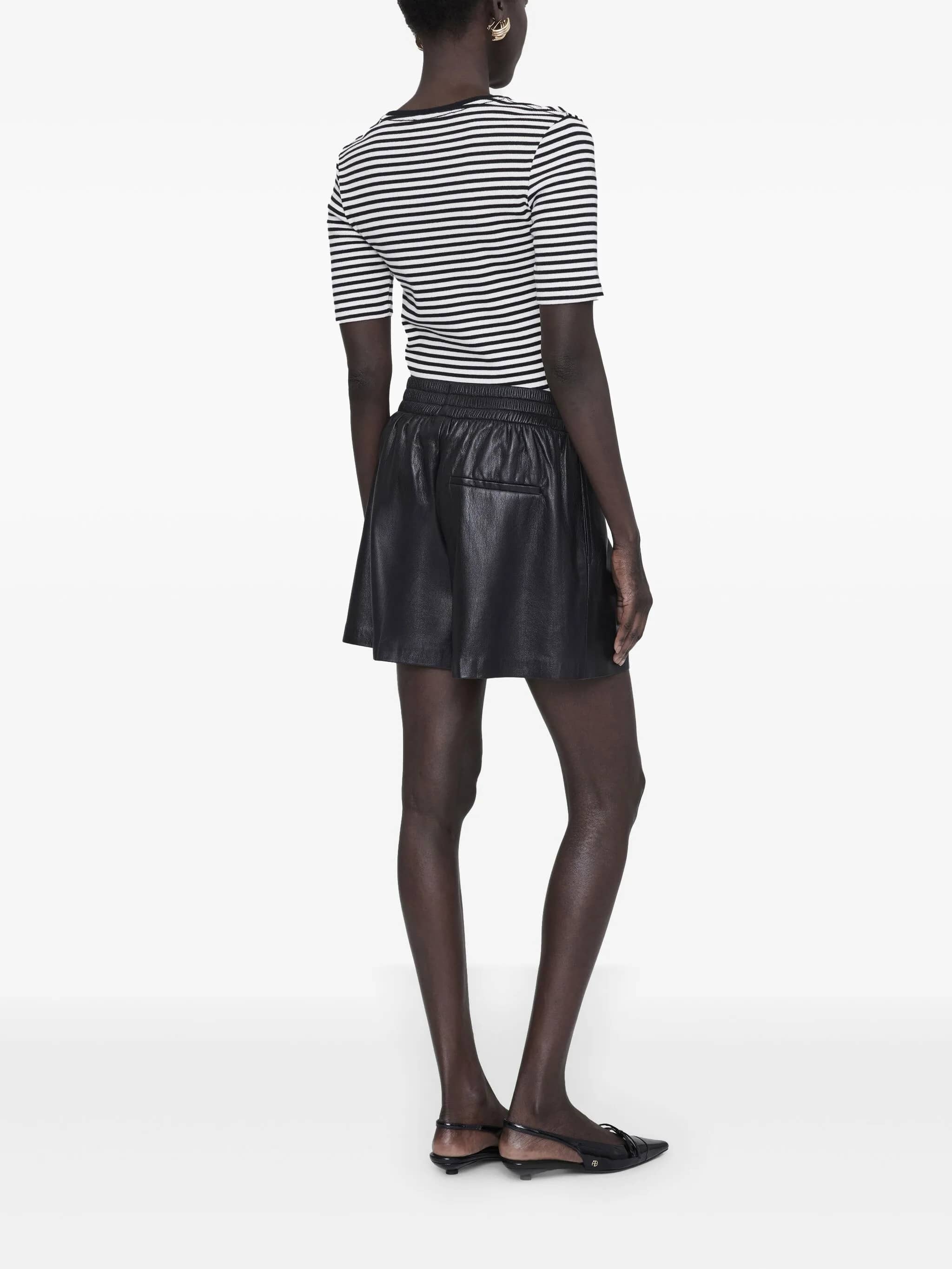 Short in pelle
