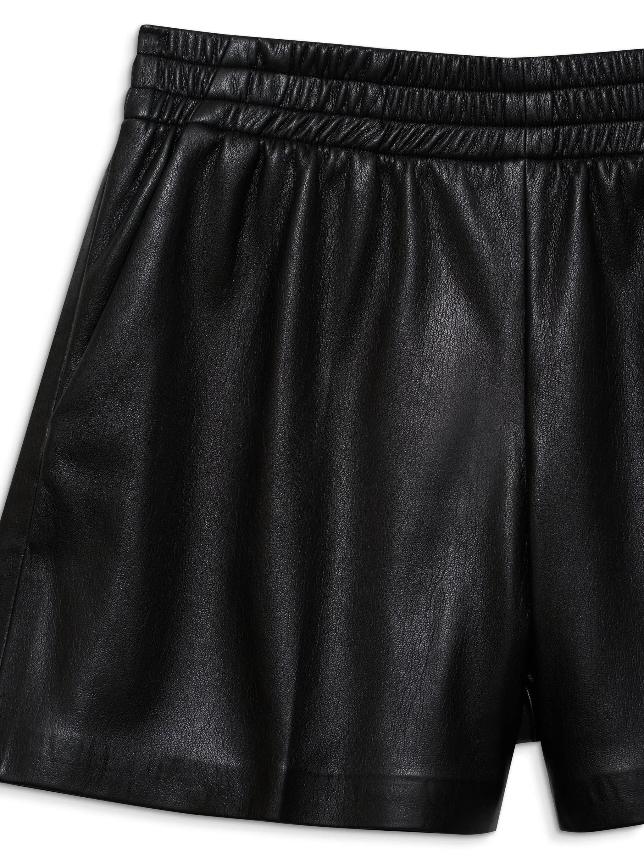 Short in pelle