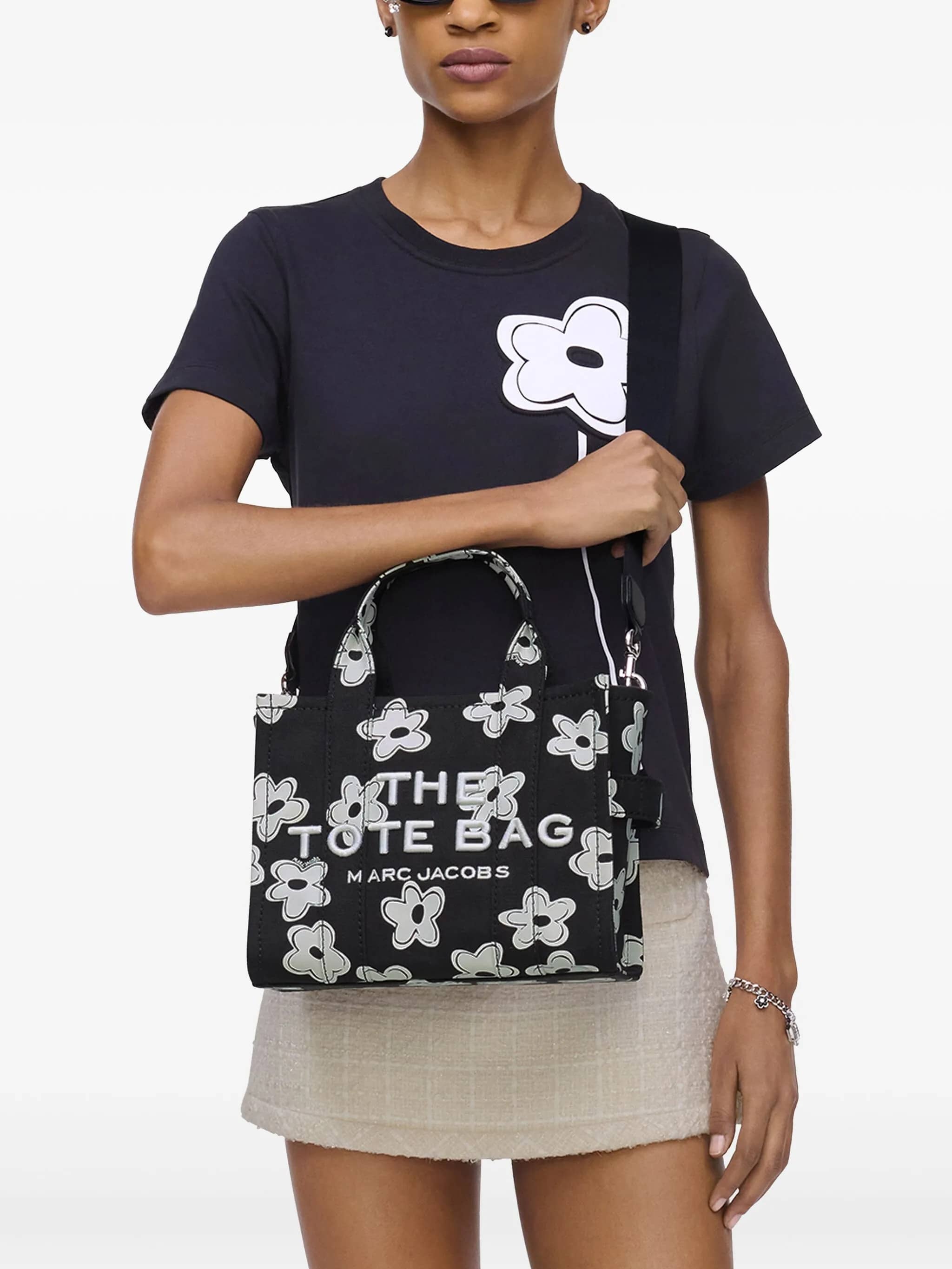 The small tote dasy