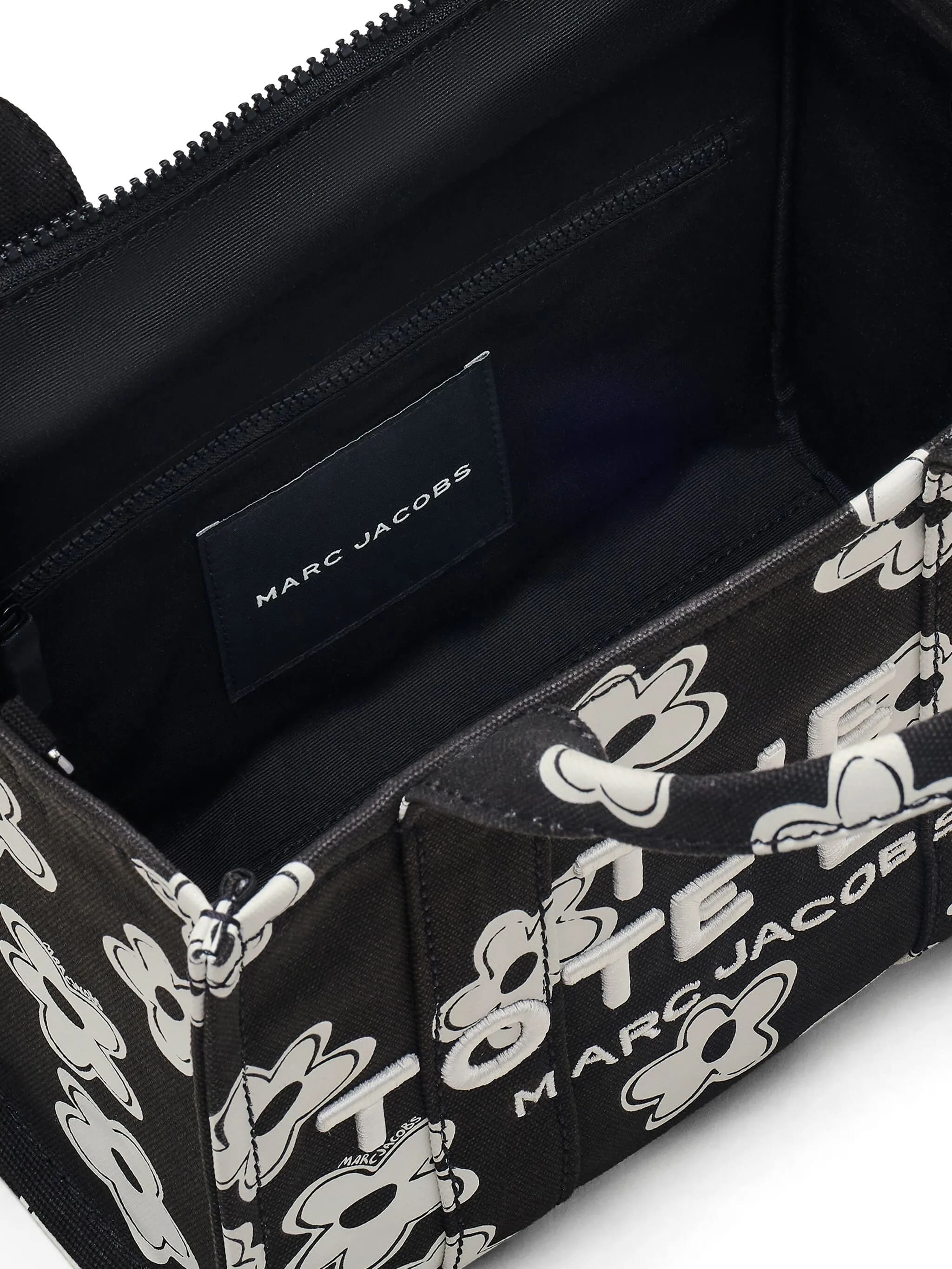 The small tote dasy