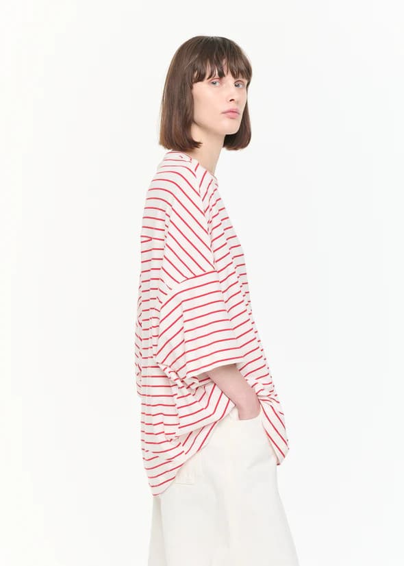 T SHIRT OVER A RIGHE