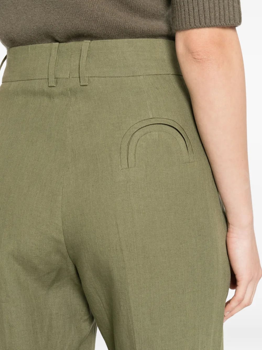 Pantaloni con design a pieghe