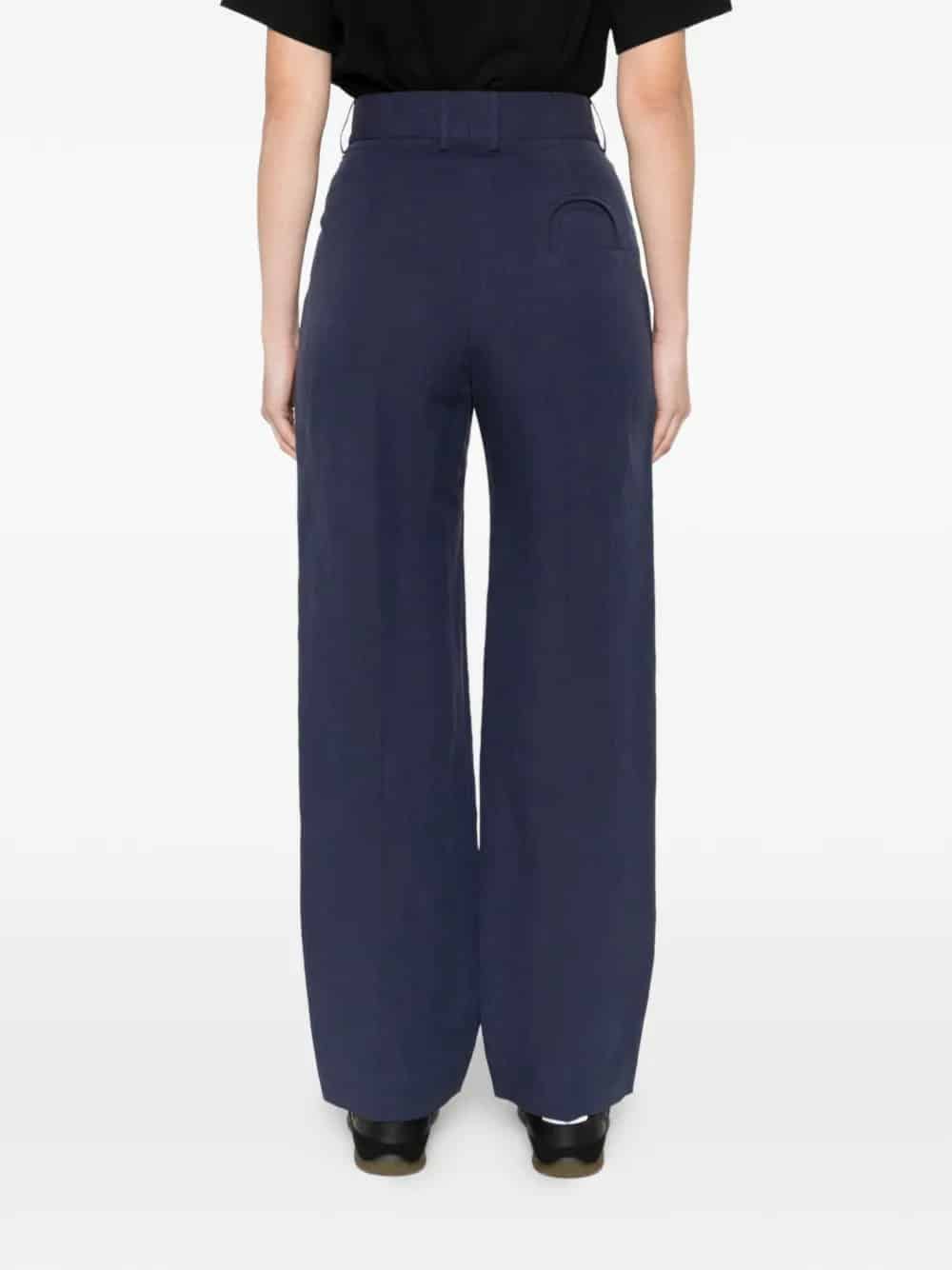 pantaloni con design a pieghe
