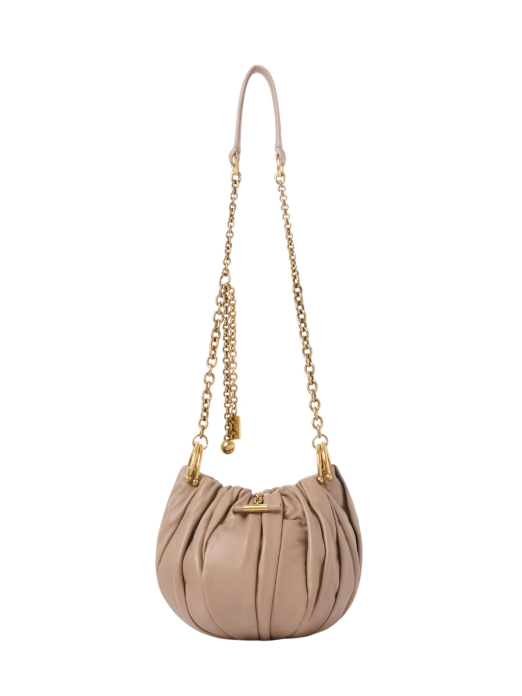 Borsa a spalla Chloé Plissé con catena in pelle plissettata Wood Smoke