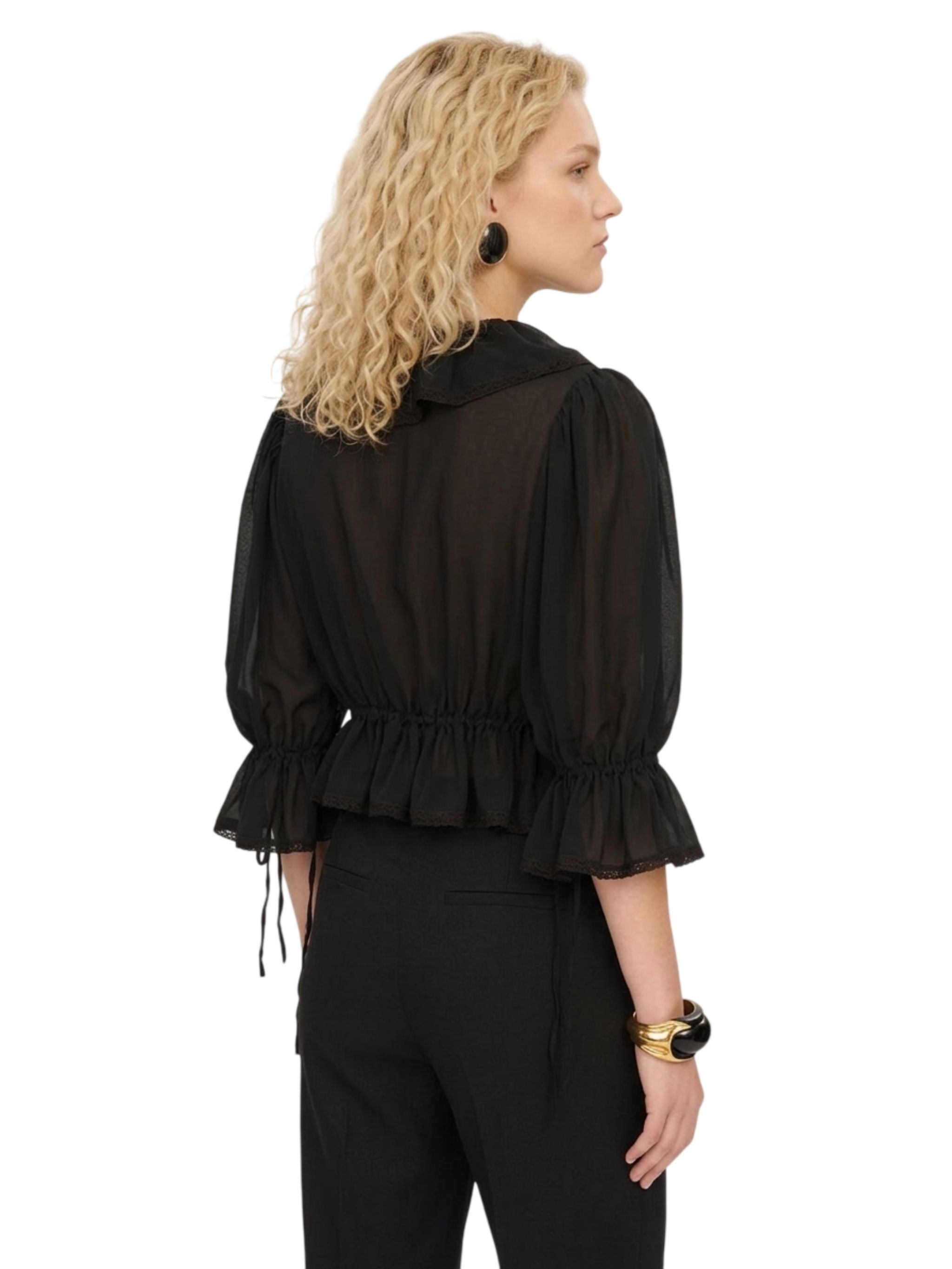 Top corto con volant e scollo a V in georgette di seta e pizzo