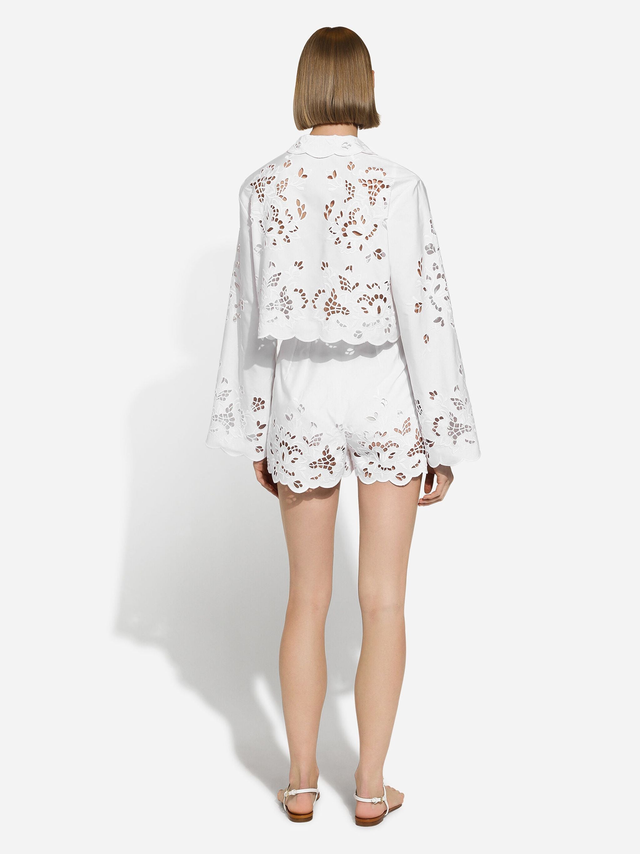 Shorts in cotone con ricamo cut out