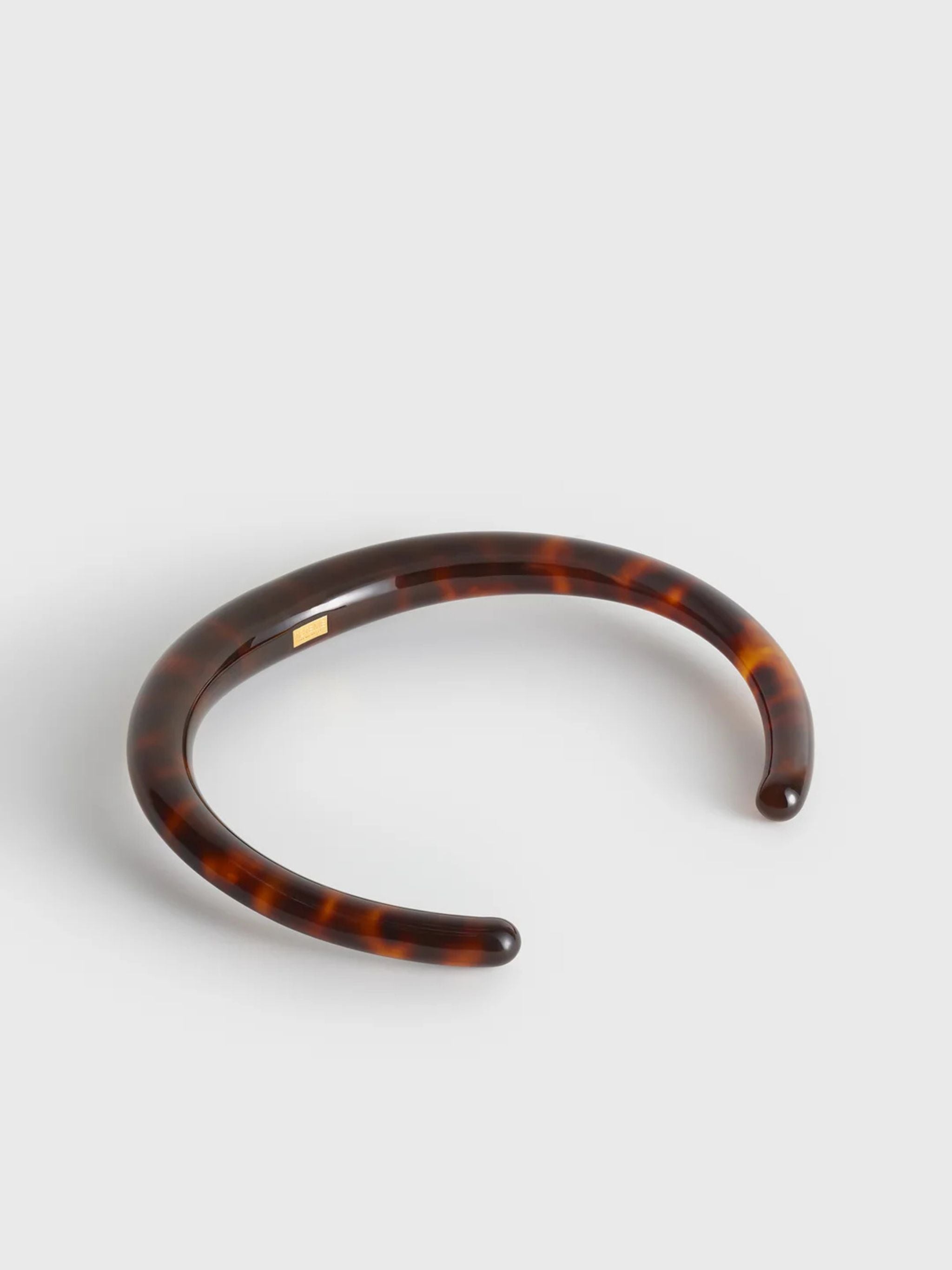 SCULPTED COLLAR