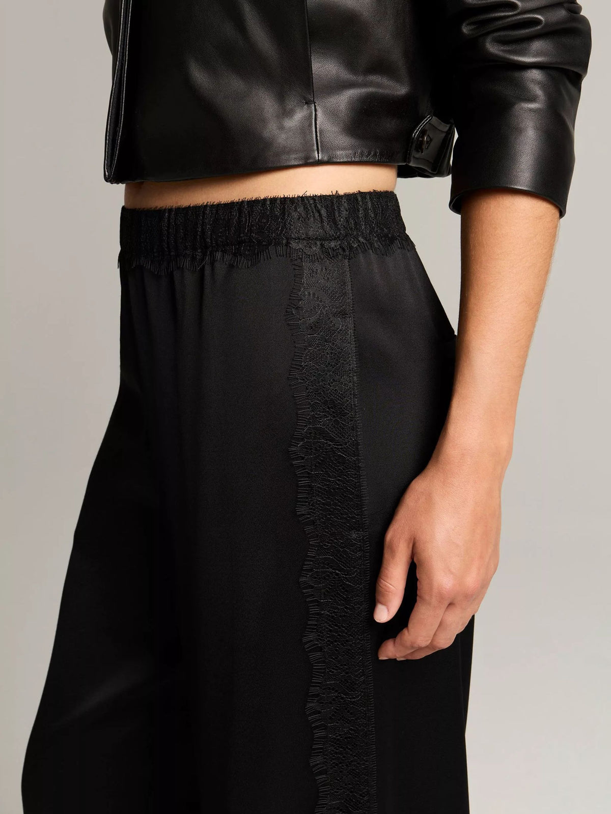 Pantaloni pull-on a vita media con finiture in pizzo